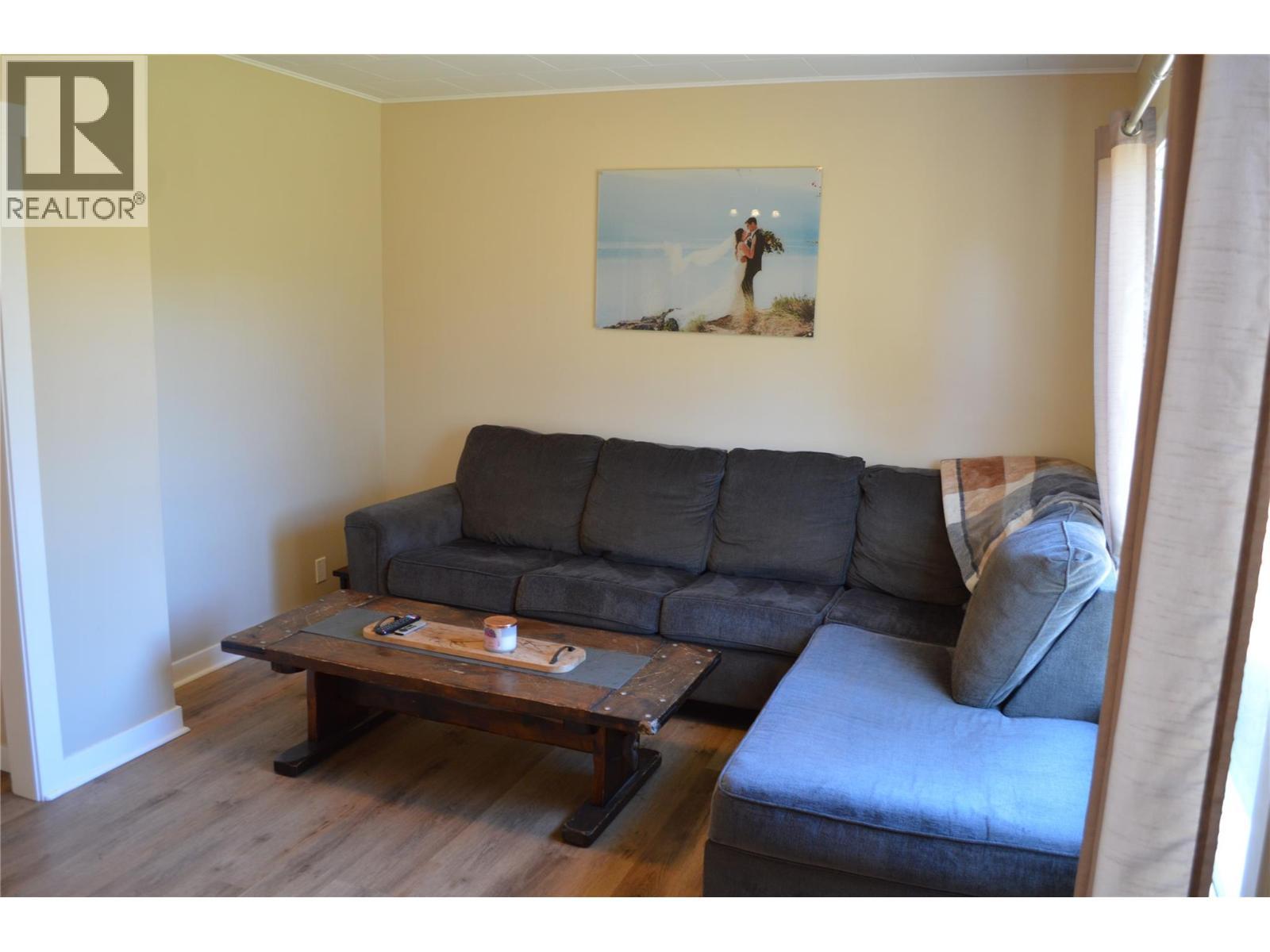 6569 19Th Street, Grand Forks, BC - Indoor Photo Showing Living Room