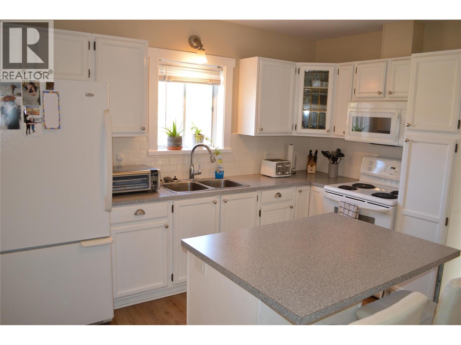 6569 19Th Street, Grand Forks, BC - Indoor Photo Showing Kitchen With Double Sink