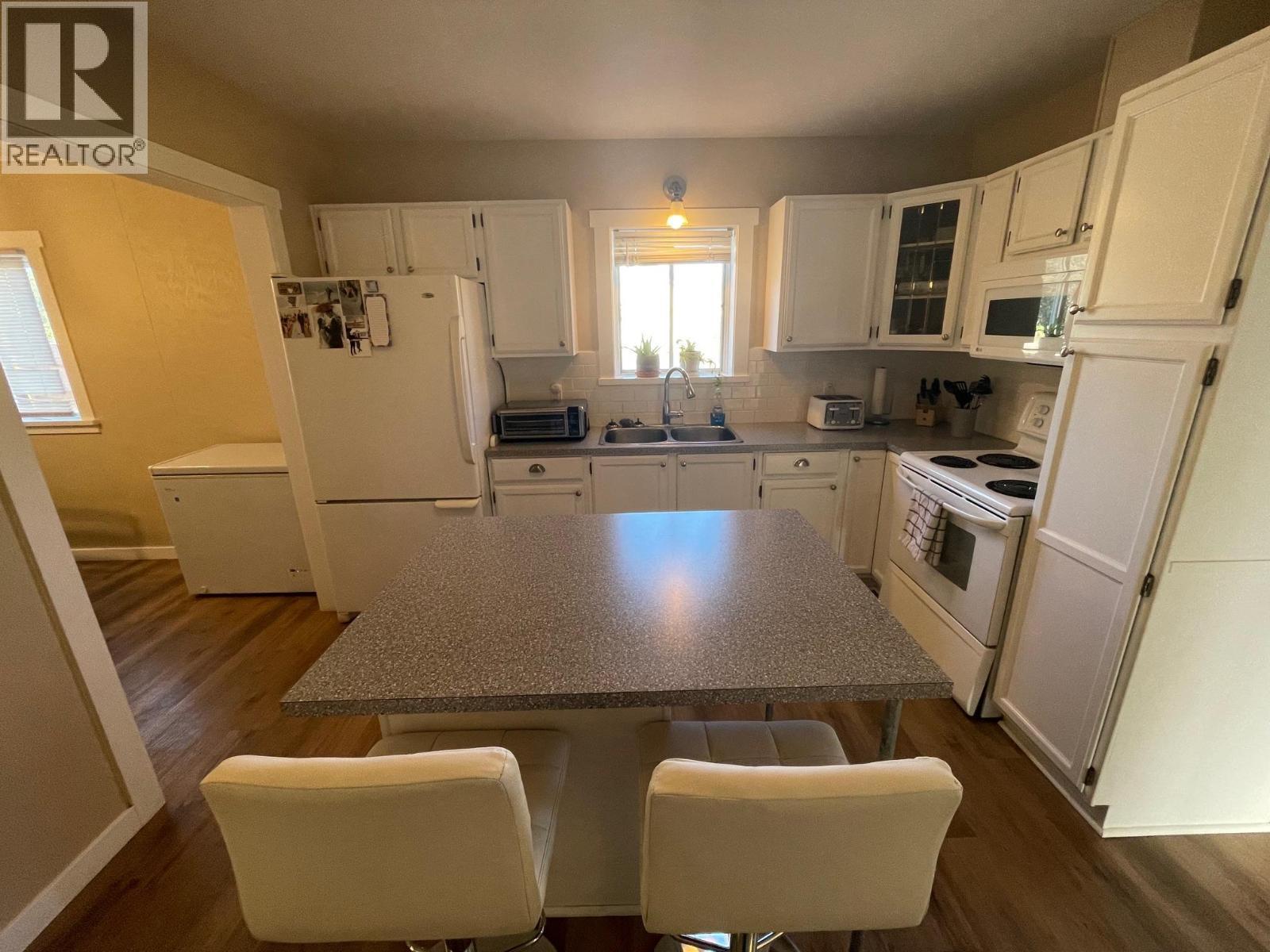 6569 19Th Street, Grand Forks, BC - Indoor Photo Showing Kitchen With Double Sink