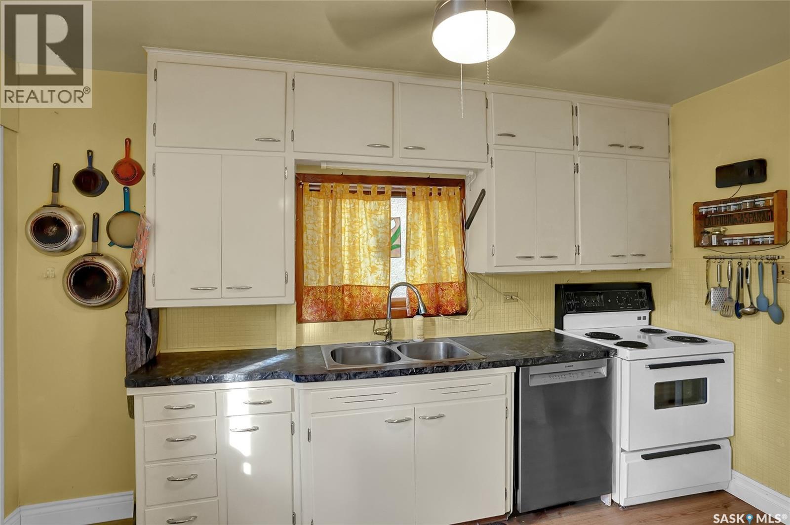 2312 Quebec Street, Regina, SK - Indoor Photo Showing Kitchen With Double Sink