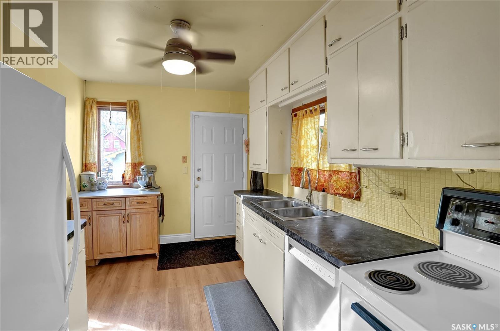 2312 Quebec Street, Regina, SK - Indoor Photo Showing Kitchen With Double Sink