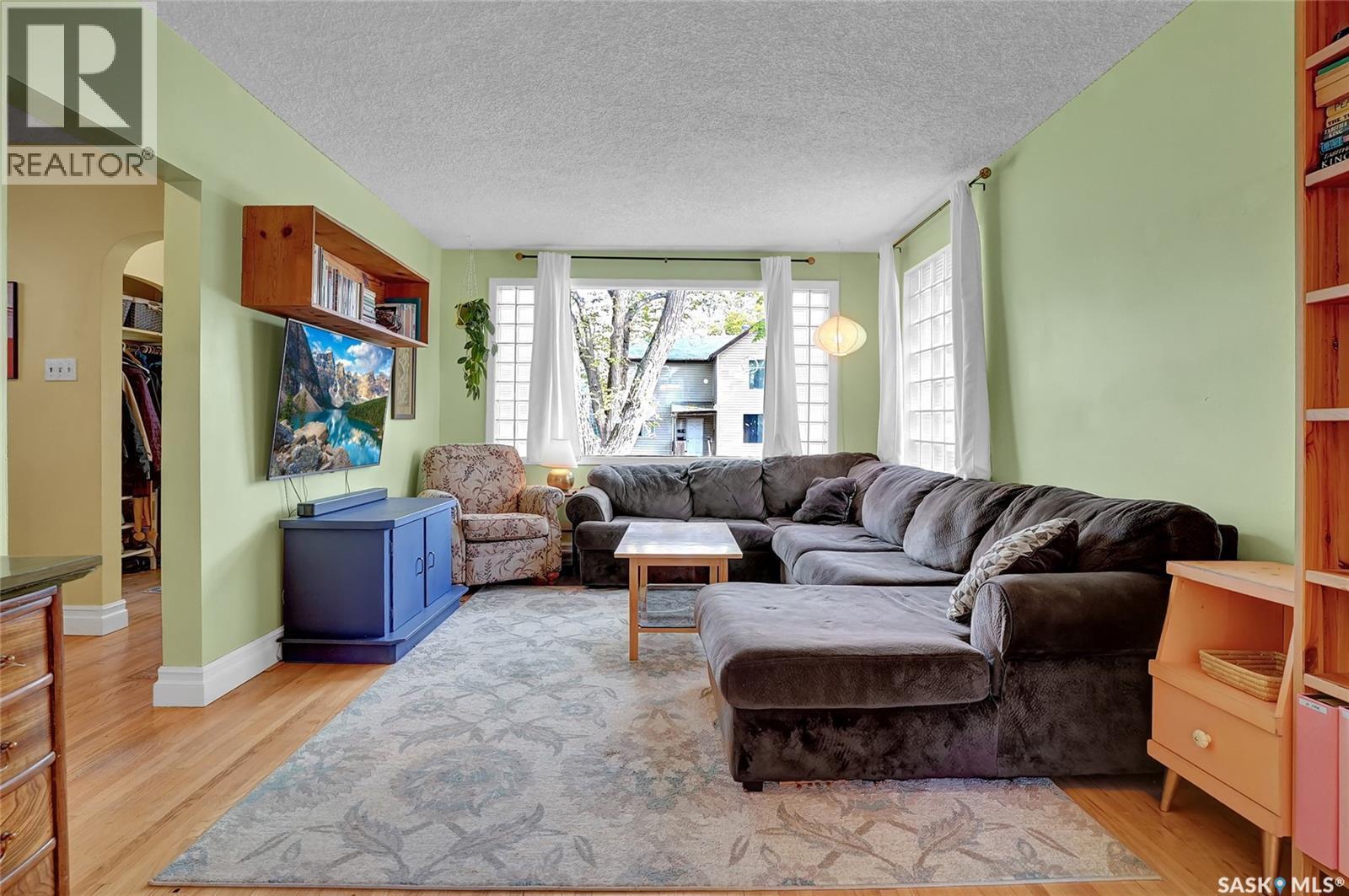 2312 Quebec Street, Regina, SK - Indoor Photo Showing Living Room