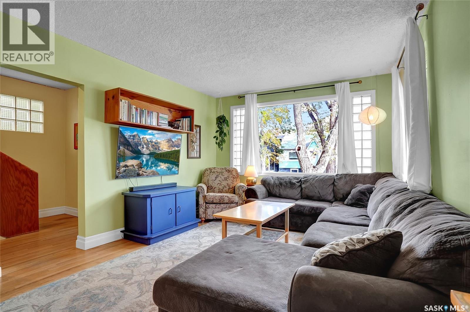 2312 Quebec Street, Regina, SK - Indoor Photo Showing Living Room