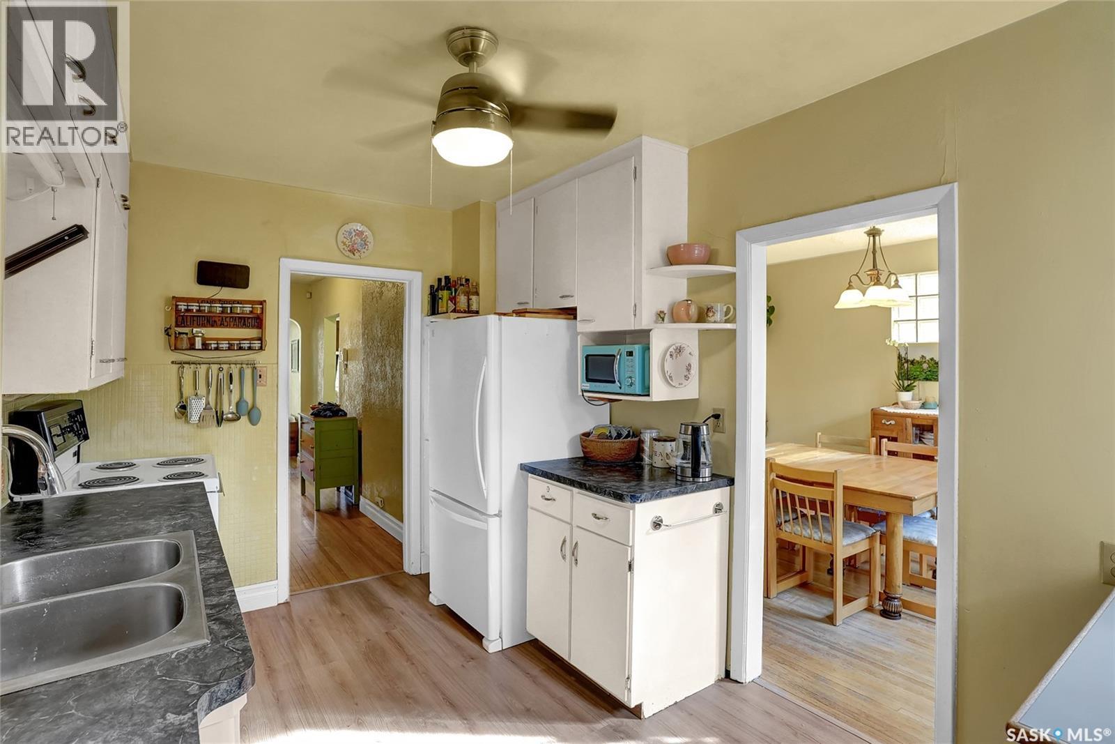 2312 Quebec Street, Regina, SK - Indoor Photo Showing Kitchen With Double Sink