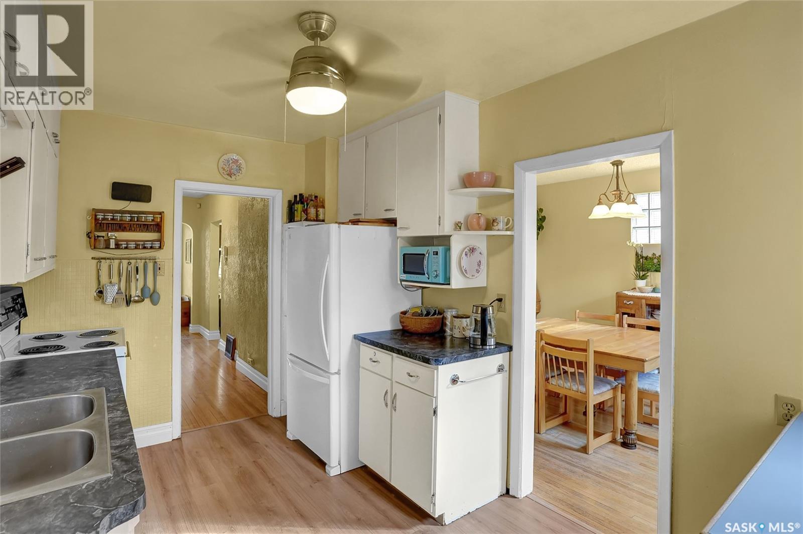 2312 Quebec Street, Regina, SK - Indoor Photo Showing Kitchen With Double Sink