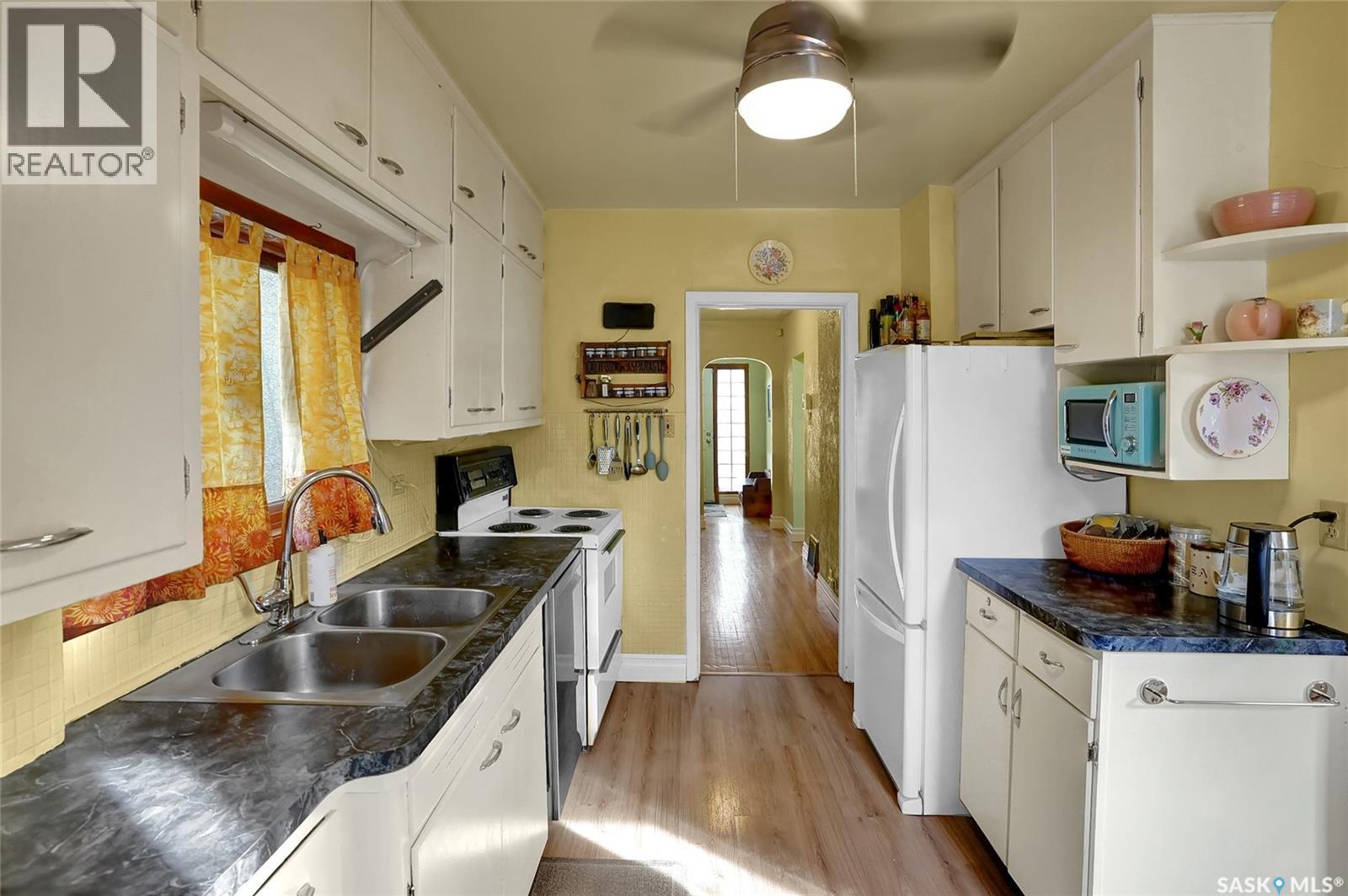 2312 Quebec Street, Regina, SK - Indoor Photo Showing Kitchen With Double Sink