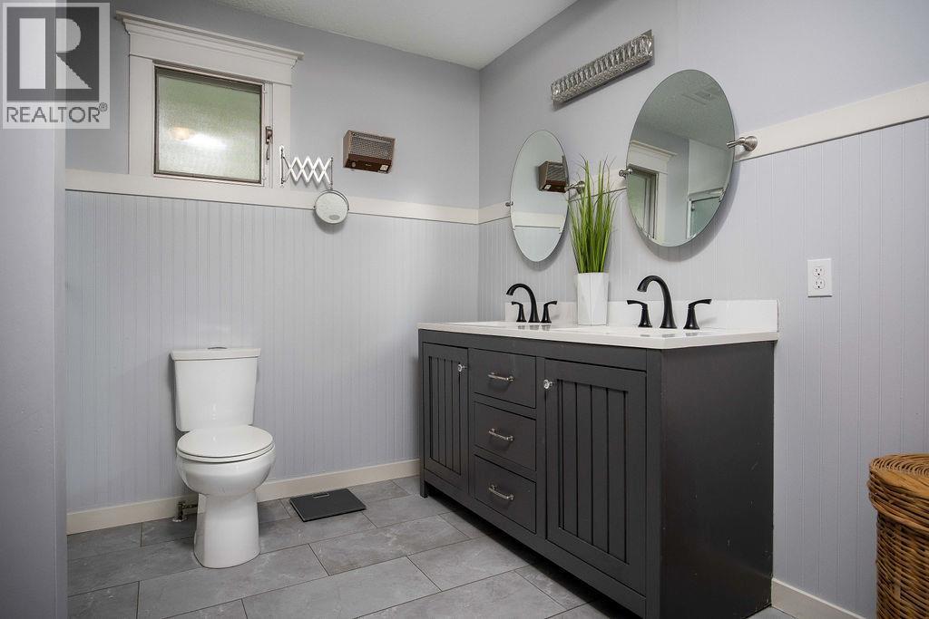 486 Terrace Drive, Coldstream, BC - Indoor Photo Showing Bathroom