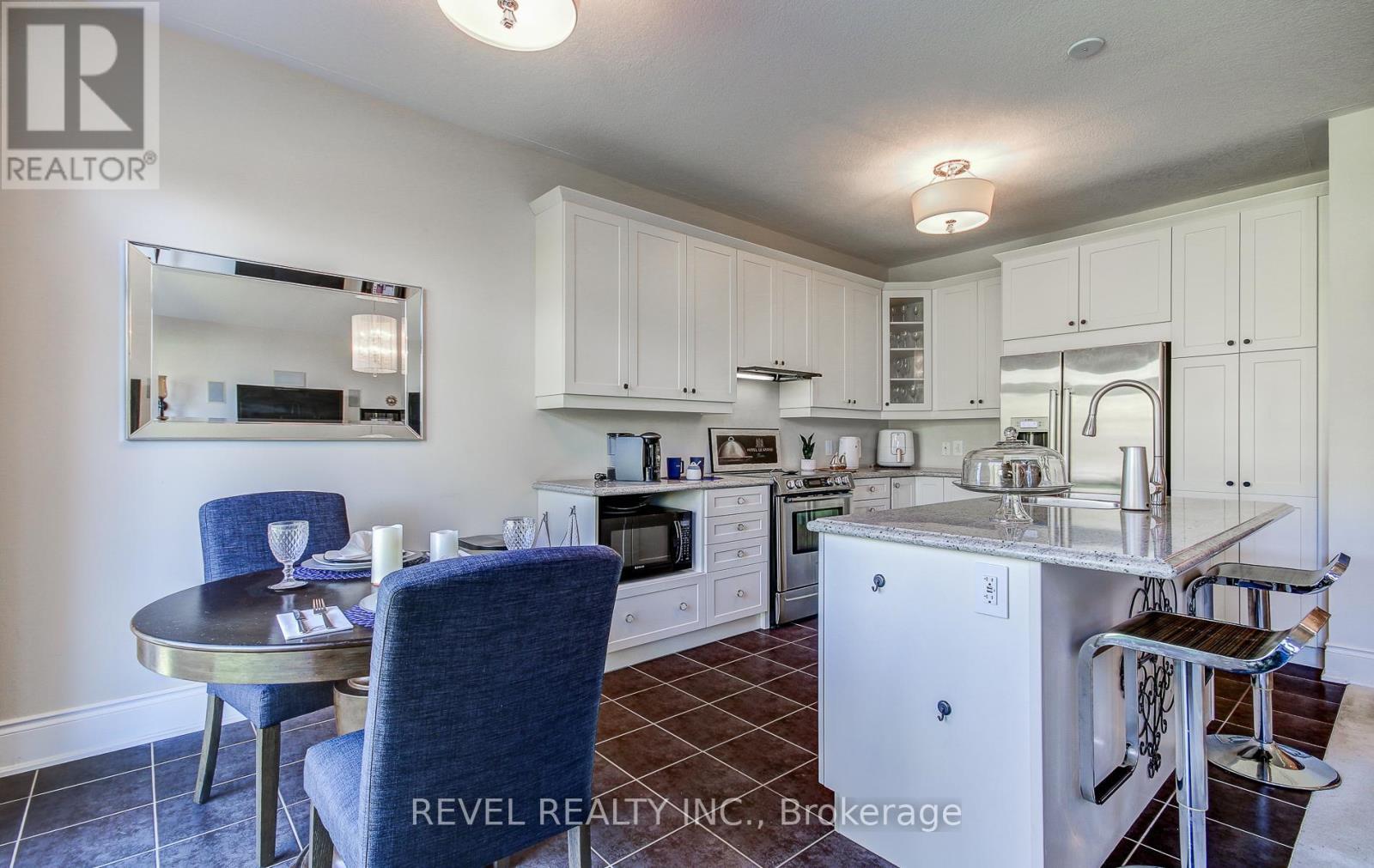126 Aberfoyle Mill Crescent, Puslinch, ON - Indoor Photo Showing Kitchen