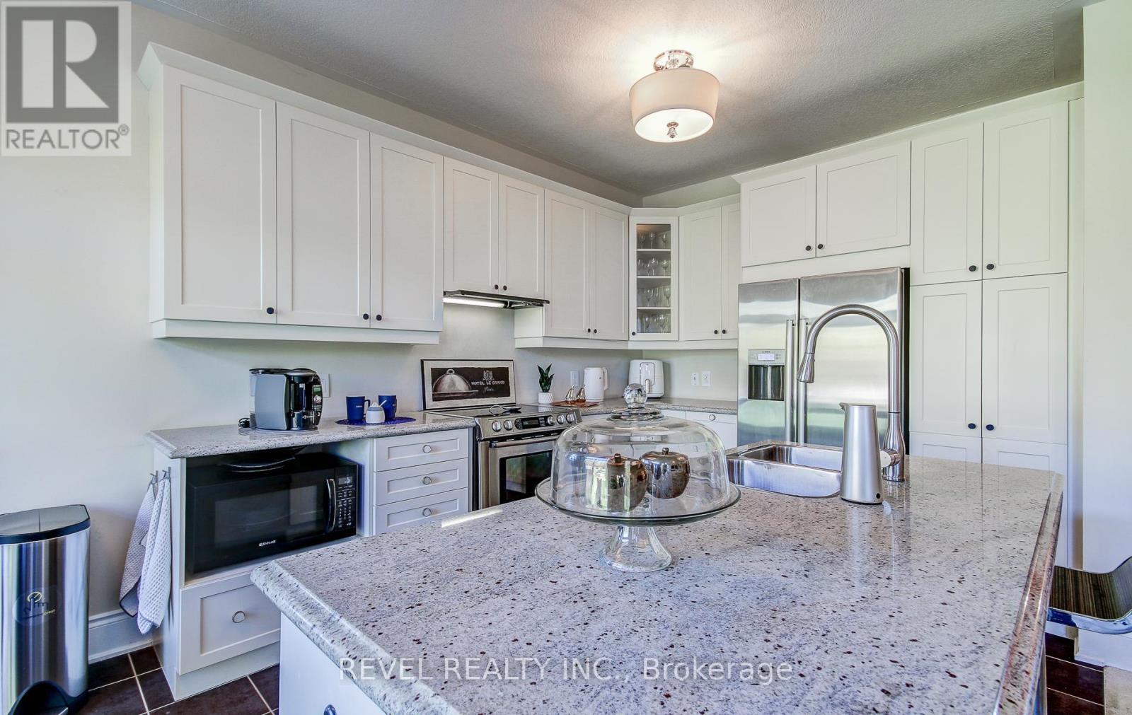 126 Aberfoyle Mill Crescent, Puslinch, ON - Indoor Photo Showing Kitchen