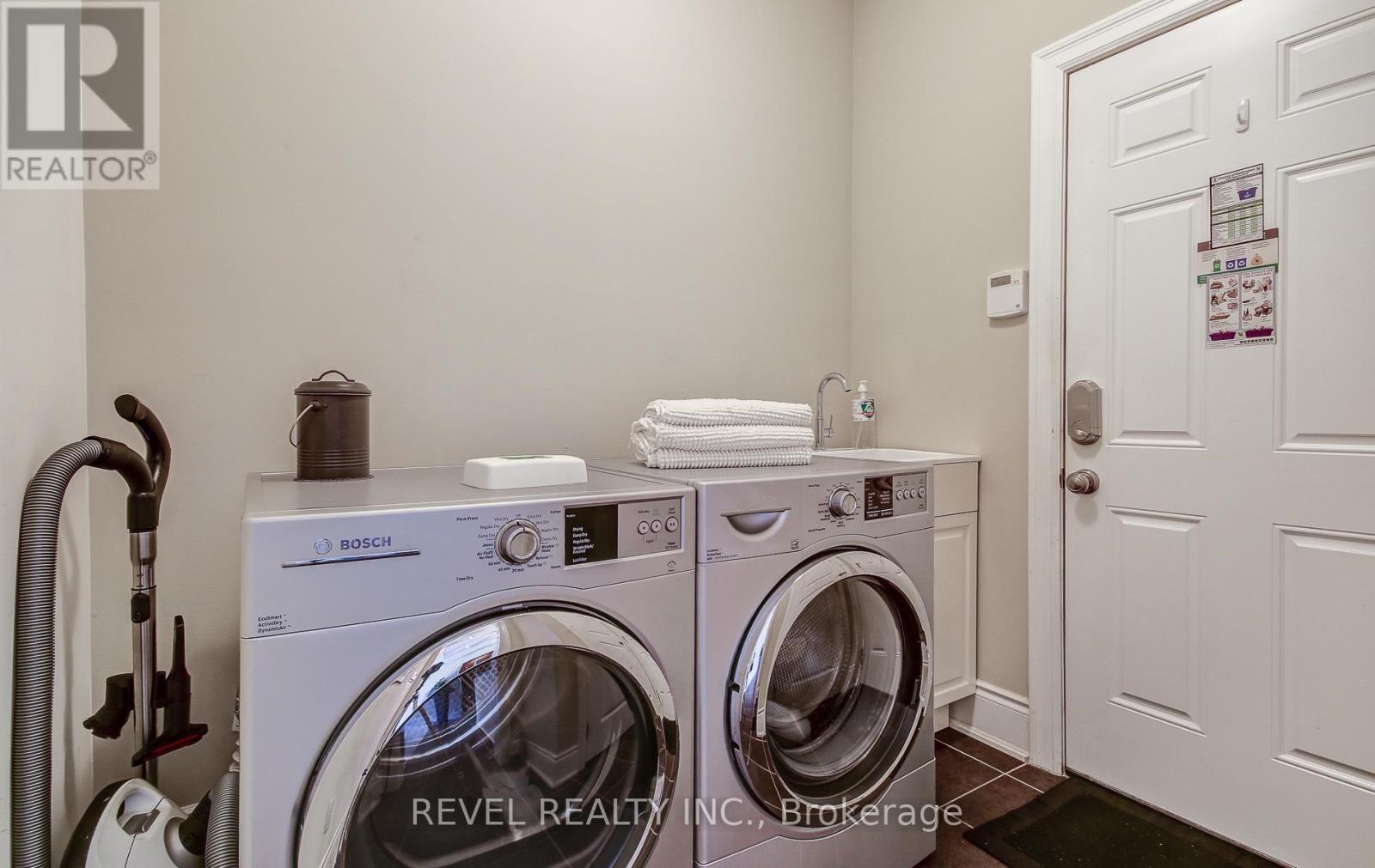 126 Aberfoyle Mill Crescent, Puslinch, ON - Indoor Photo Showing Laundry Room