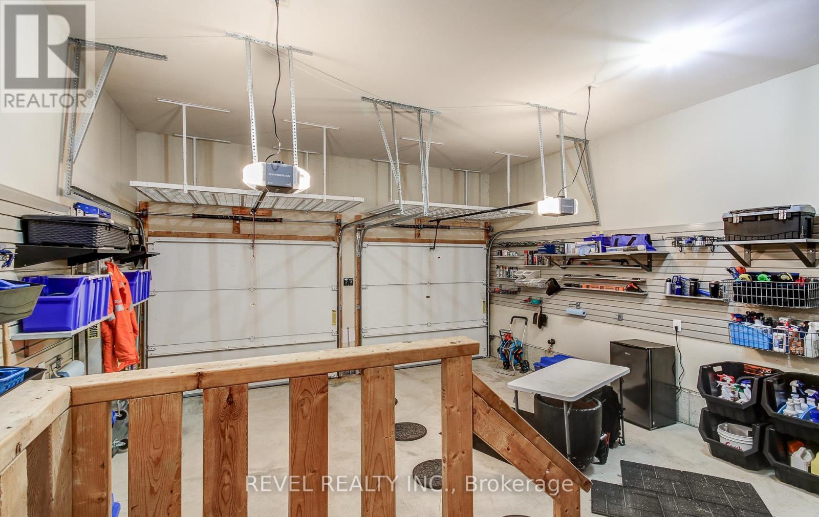 126 Aberfoyle Mill Crescent, Puslinch, ON - Indoor Photo Showing Garage