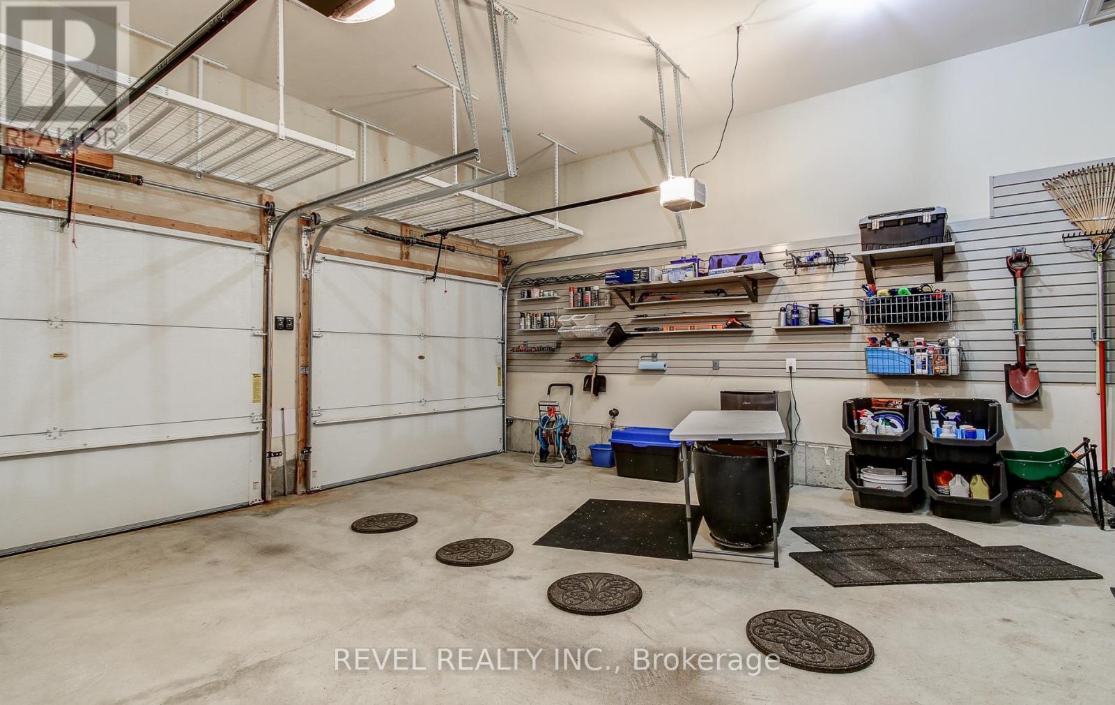 126 Aberfoyle Mill Crescent, Puslinch, ON - Indoor Photo Showing Garage