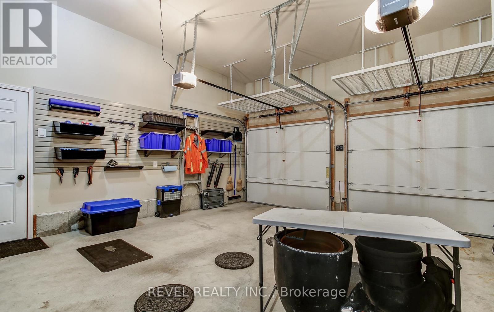 126 Aberfoyle Mill Crescent, Puslinch, ON - Indoor Photo Showing Garage