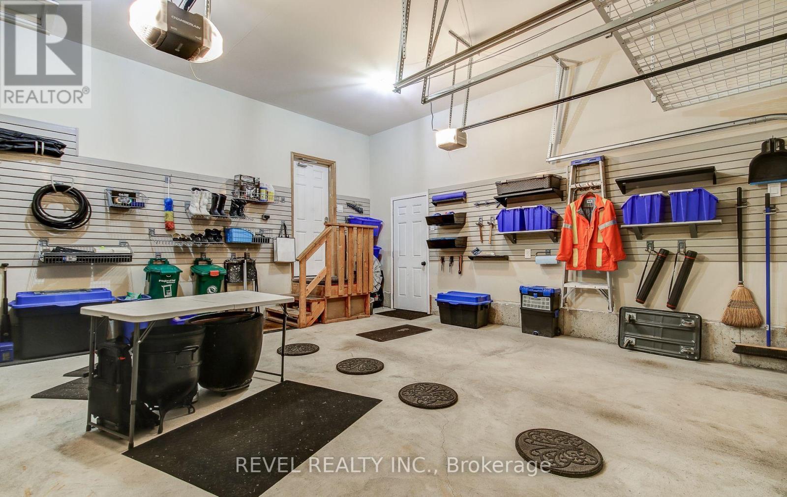 126 Aberfoyle Mill Crescent, Puslinch, ON - Indoor Photo Showing Garage