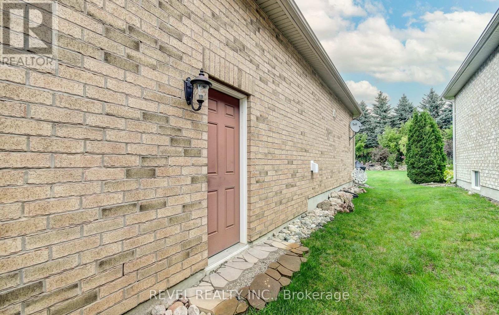 126 Aberfoyle Mill Crescent, Puslinch, ON - Outdoor With Exterior