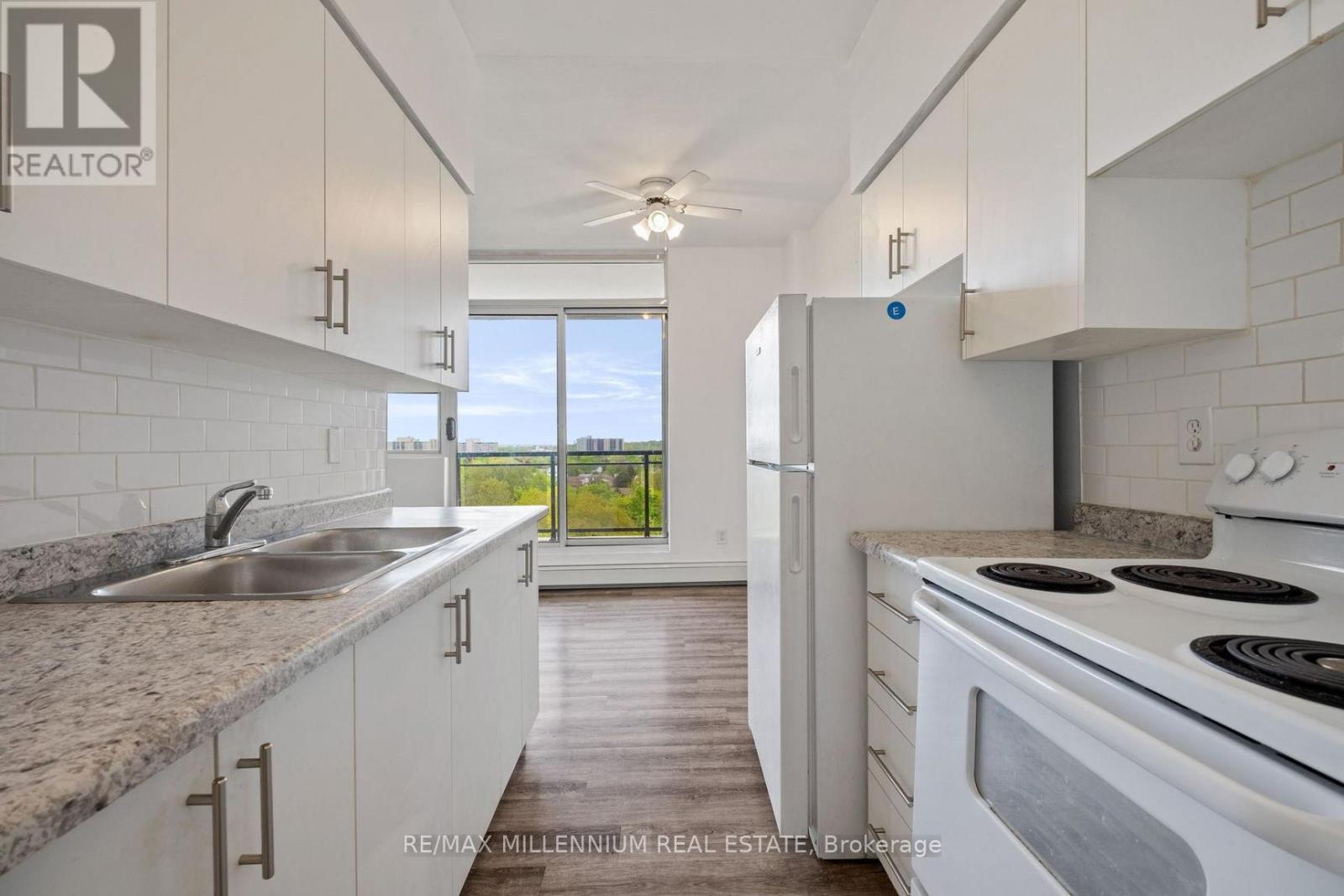 606 - 420 Greenhill Avenue, Hamilton, ON - Indoor Photo Showing Kitchen With Double Sink