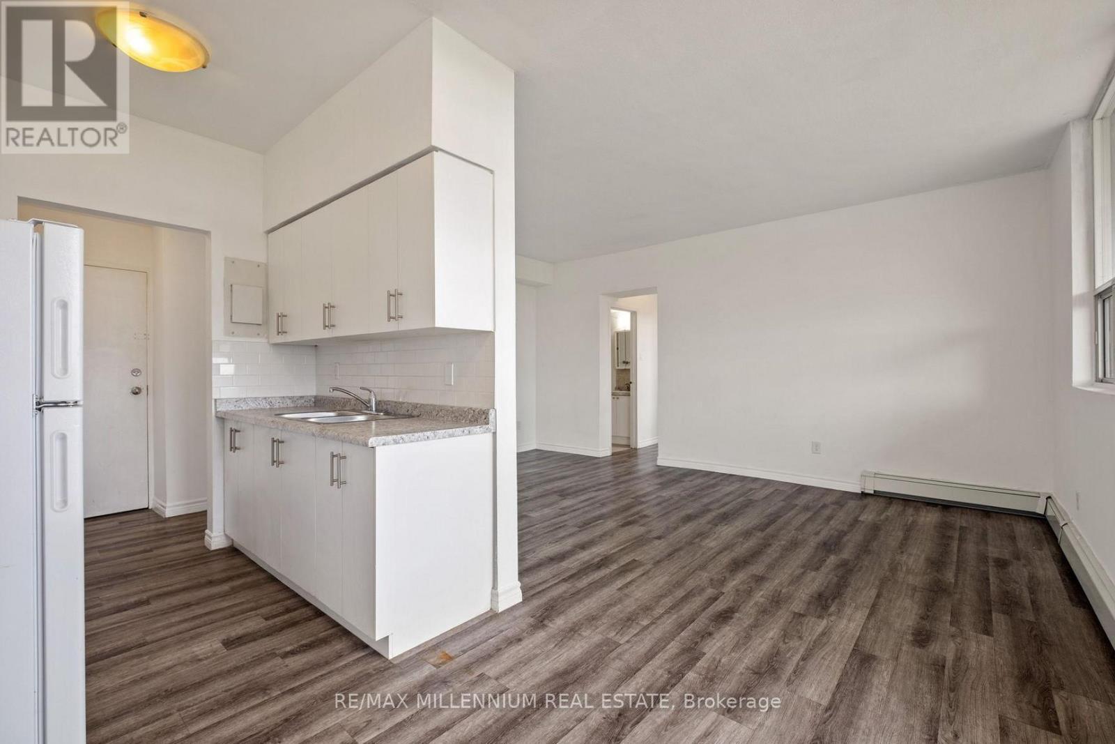 606 - 420 Greenhill Avenue, Hamilton, ON - Indoor Photo Showing Kitchen