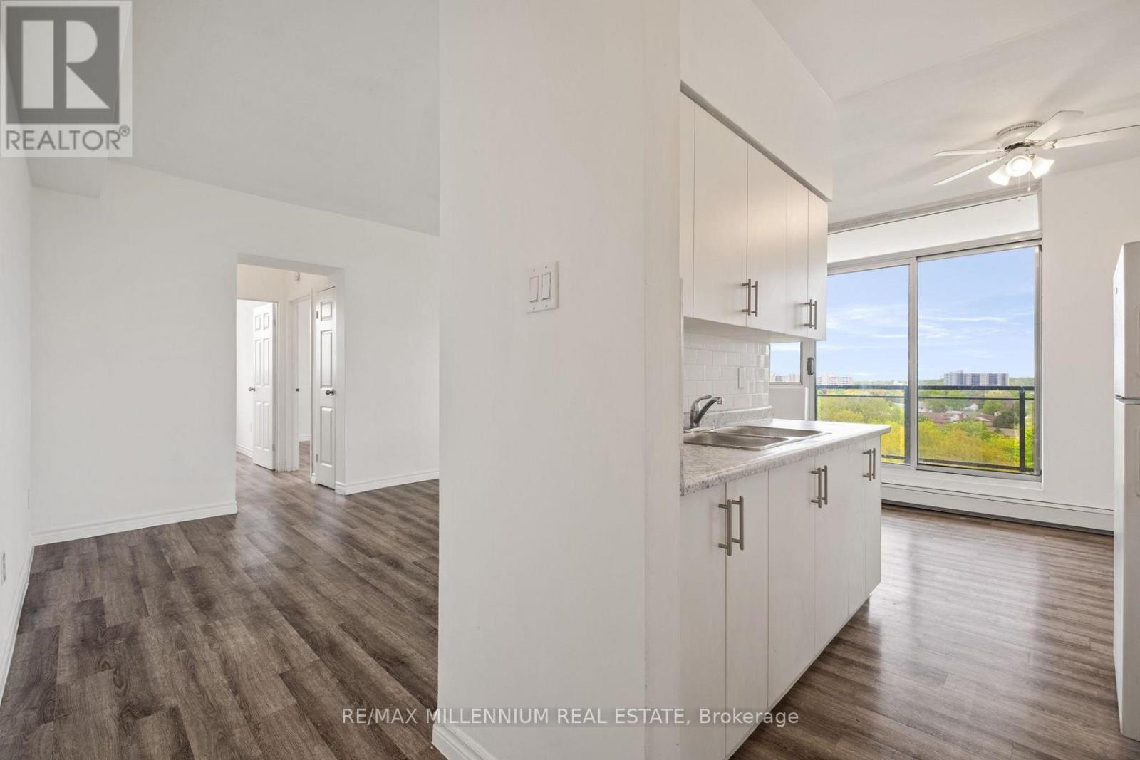 606 - 420 Greenhill Avenue, Hamilton, ON - Indoor Photo Showing Kitchen