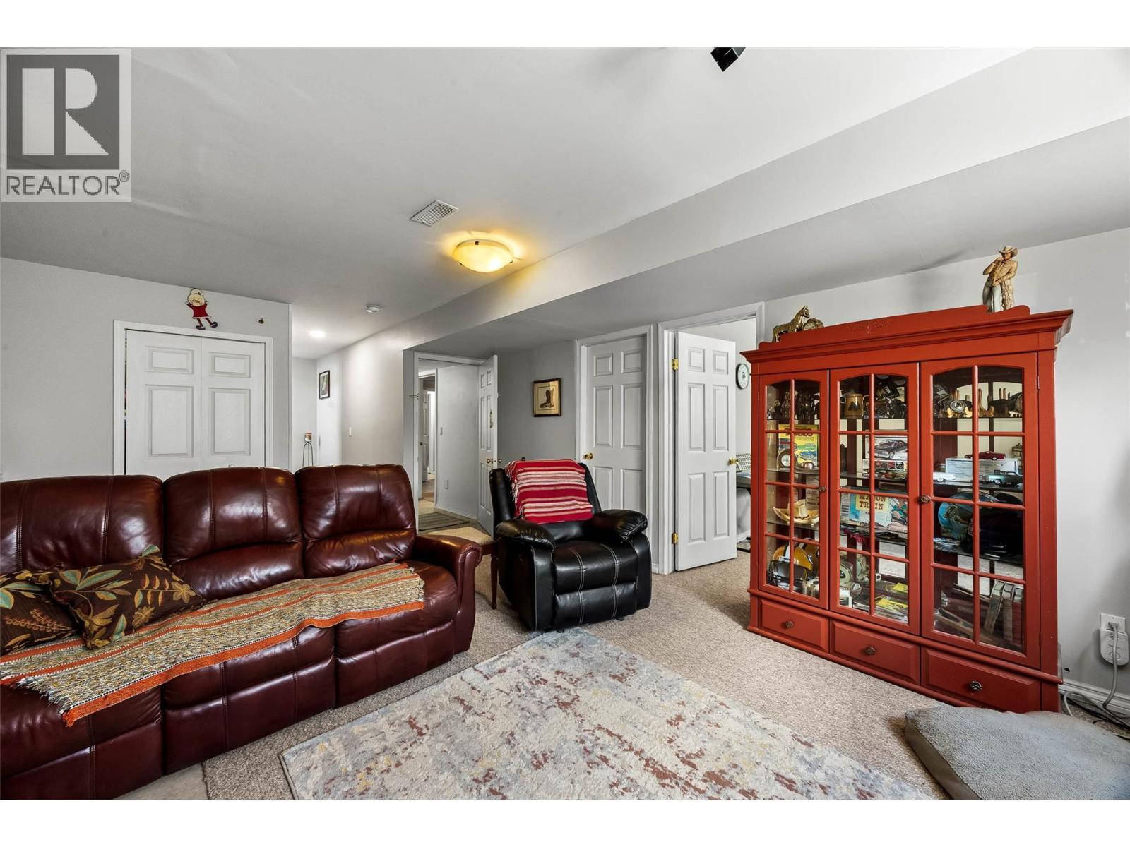 2895 Scott Place, Merritt, BC - Indoor Photo Showing Living Room