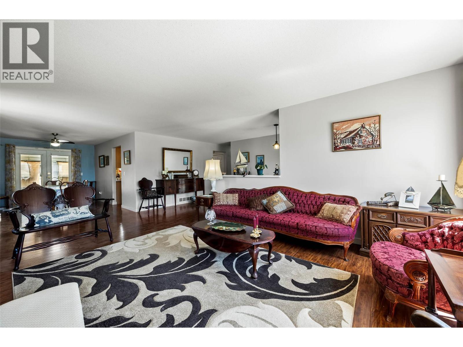 2895 Scott Place, Merritt, BC - Indoor Photo Showing Living Room