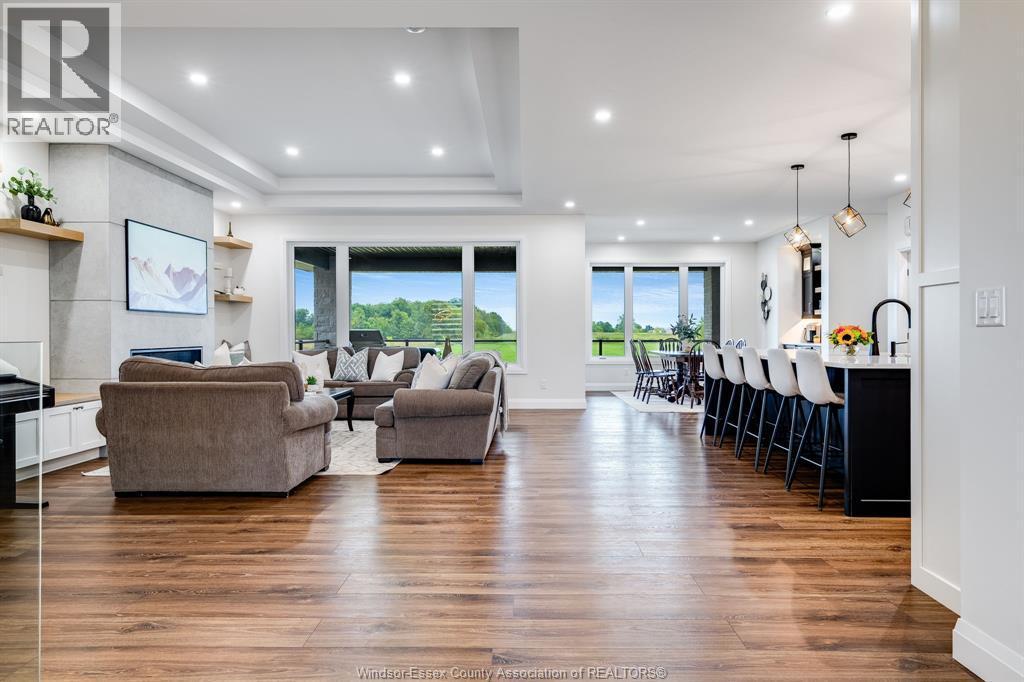 188 County Rd 27 East, Cottam, ON - Indoor Photo Showing Living Room