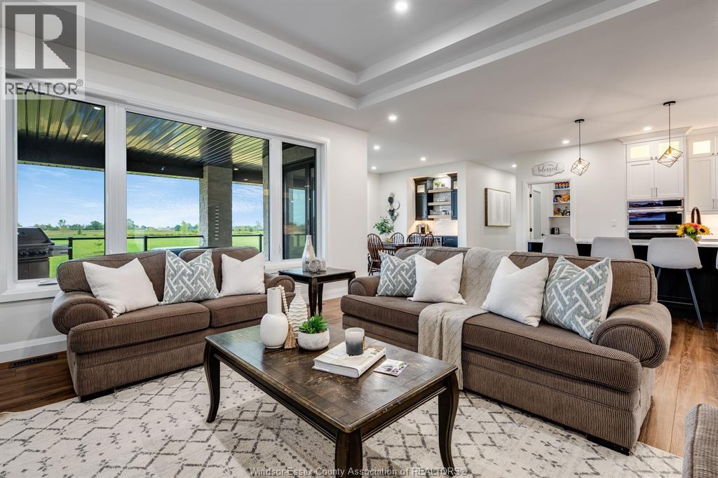 188 County Rd 27 East, Cottam, ON - Indoor Photo Showing Living Room