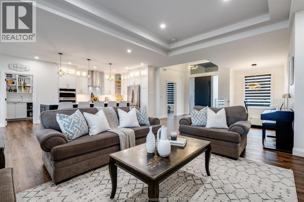 188 County Rd 27 East, Cottam, ON - Indoor Photo Showing Living Room