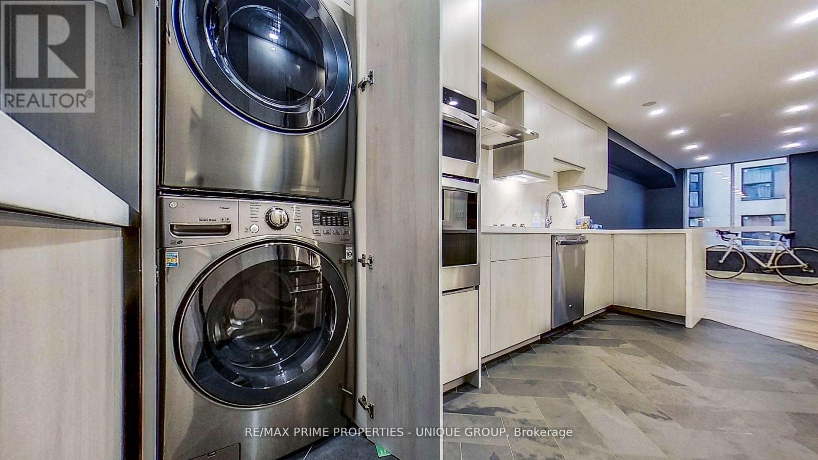 1106 - 211 St Patrick Street, Toronto, ON - Indoor Photo Showing Laundry Room