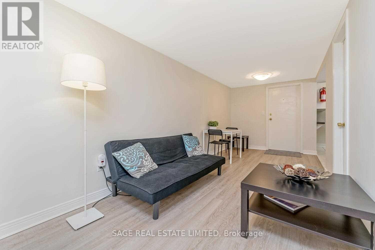 1 - 118 Braemar Avenue, Toronto, ON - Indoor Photo Showing Living Room
