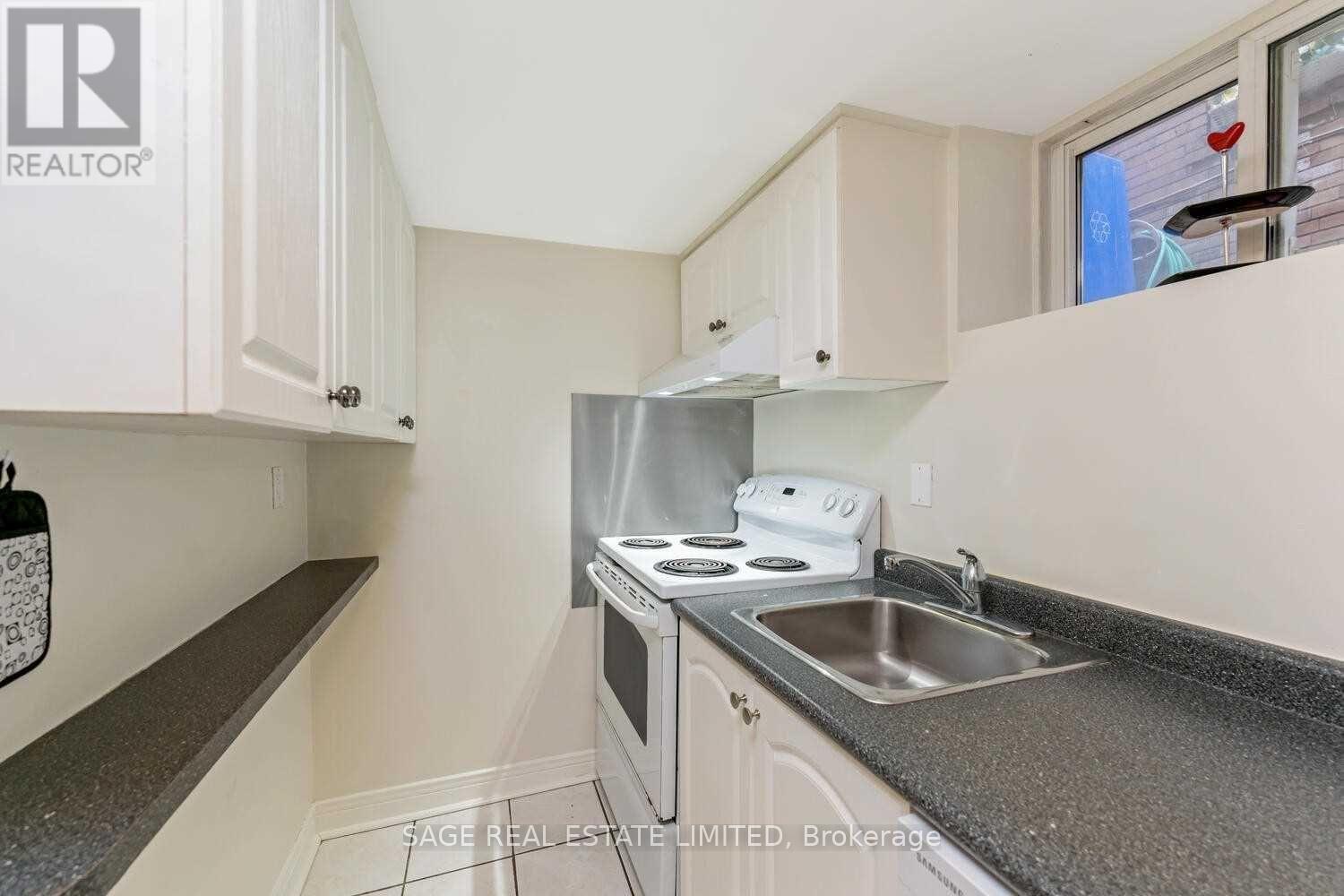 1 - 118 Braemar Avenue, Toronto, ON - Indoor Photo Showing Kitchen