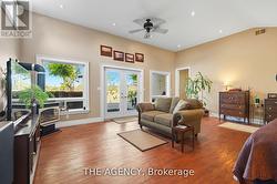 Versatile master: 2 walk-ins + yard walkout -