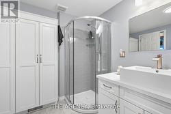 Large bath w/ jacuzzi shower + ample storage -