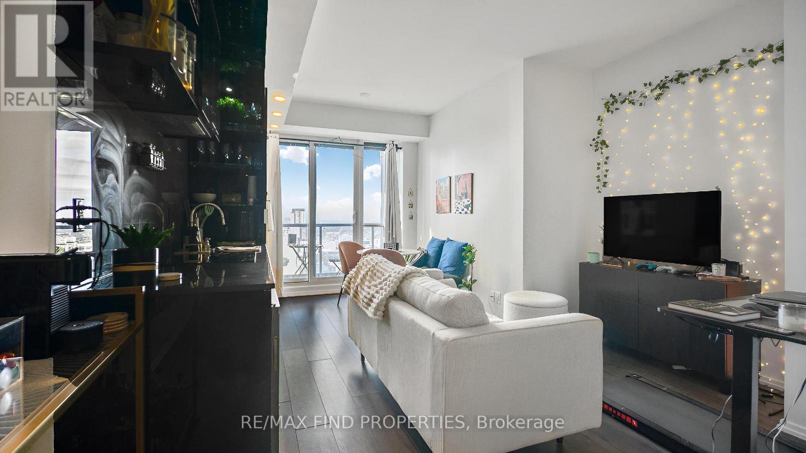 3814 - 70 Temperance Street, Toronto, ON - Indoor Photo Showing Living Room