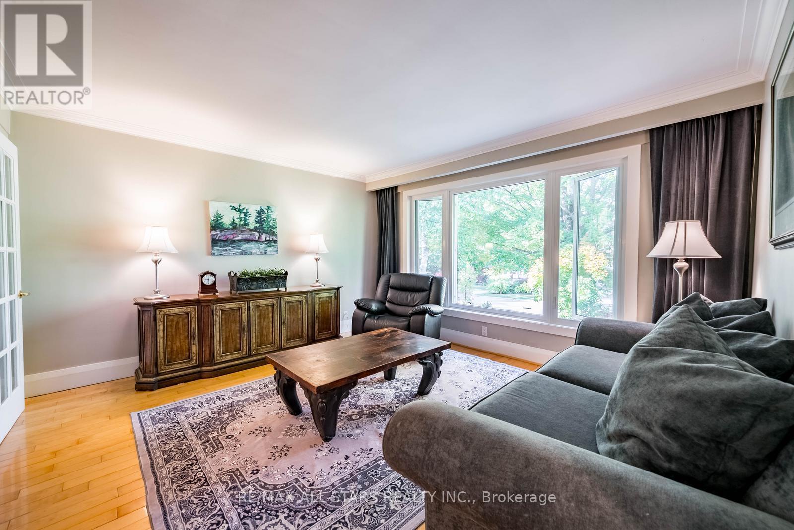 55 Larwood Boulevard, Toronto, ON - Indoor Photo Showing Living Room