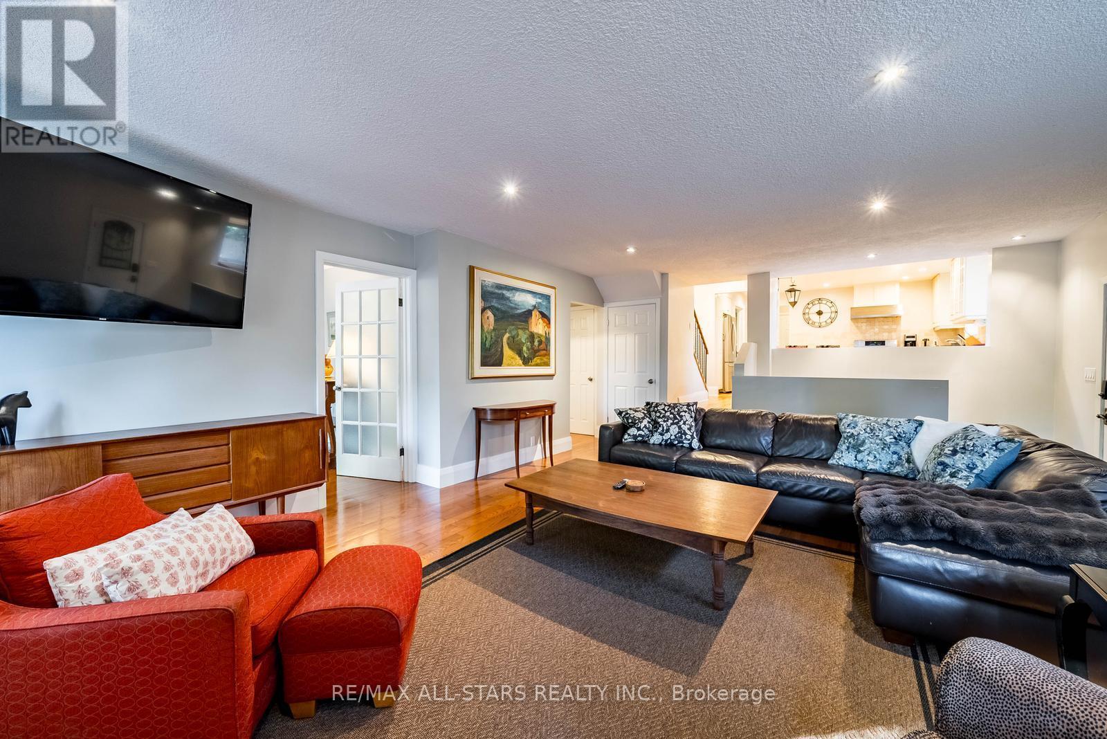 55 Larwood Boulevard, Toronto, ON - Indoor Photo Showing Living Room