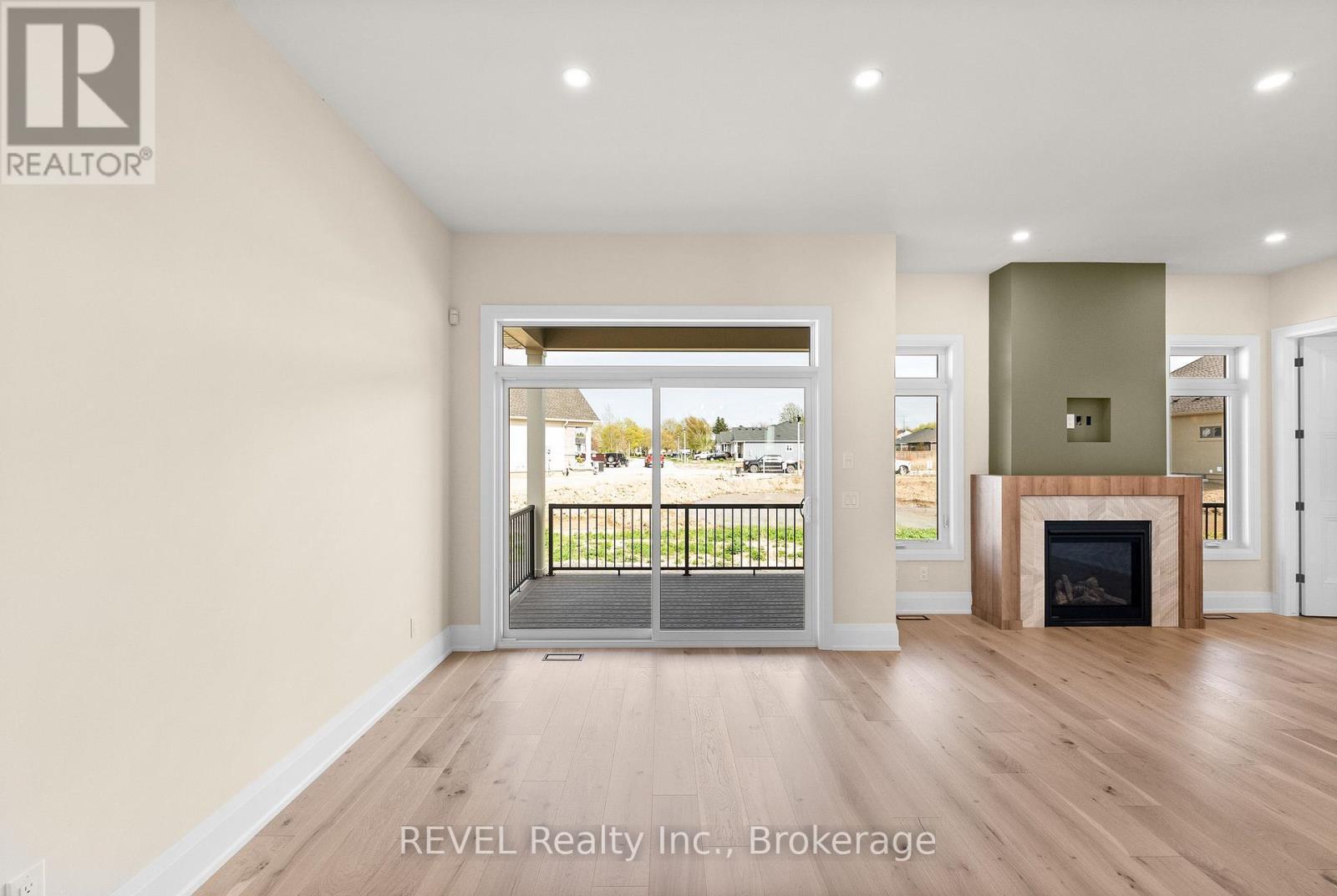 15 Oakley Drive, Niagara-On-The-Lake (Virgil), ON - Indoor Photo Showing Living Room With Fireplace
