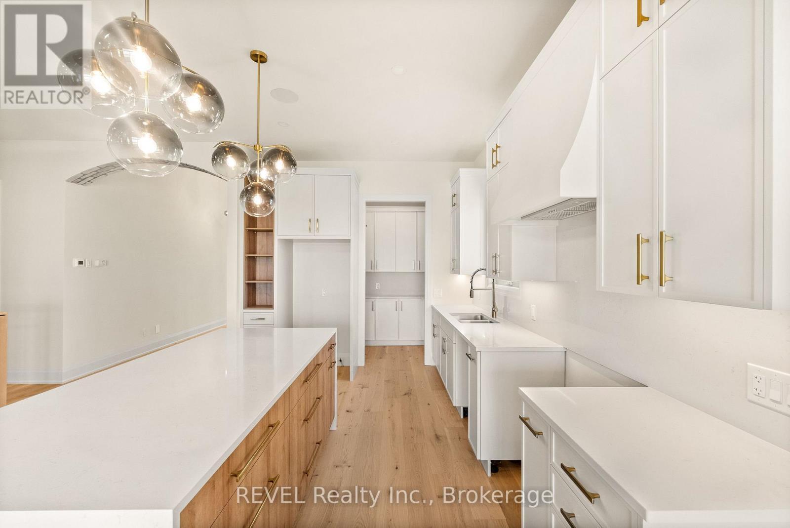 15 Oakley Drive, Niagara-On-The-Lake (Virgil), ON - Indoor Photo Showing Kitchen With Double Sink With Upgraded Kitchen