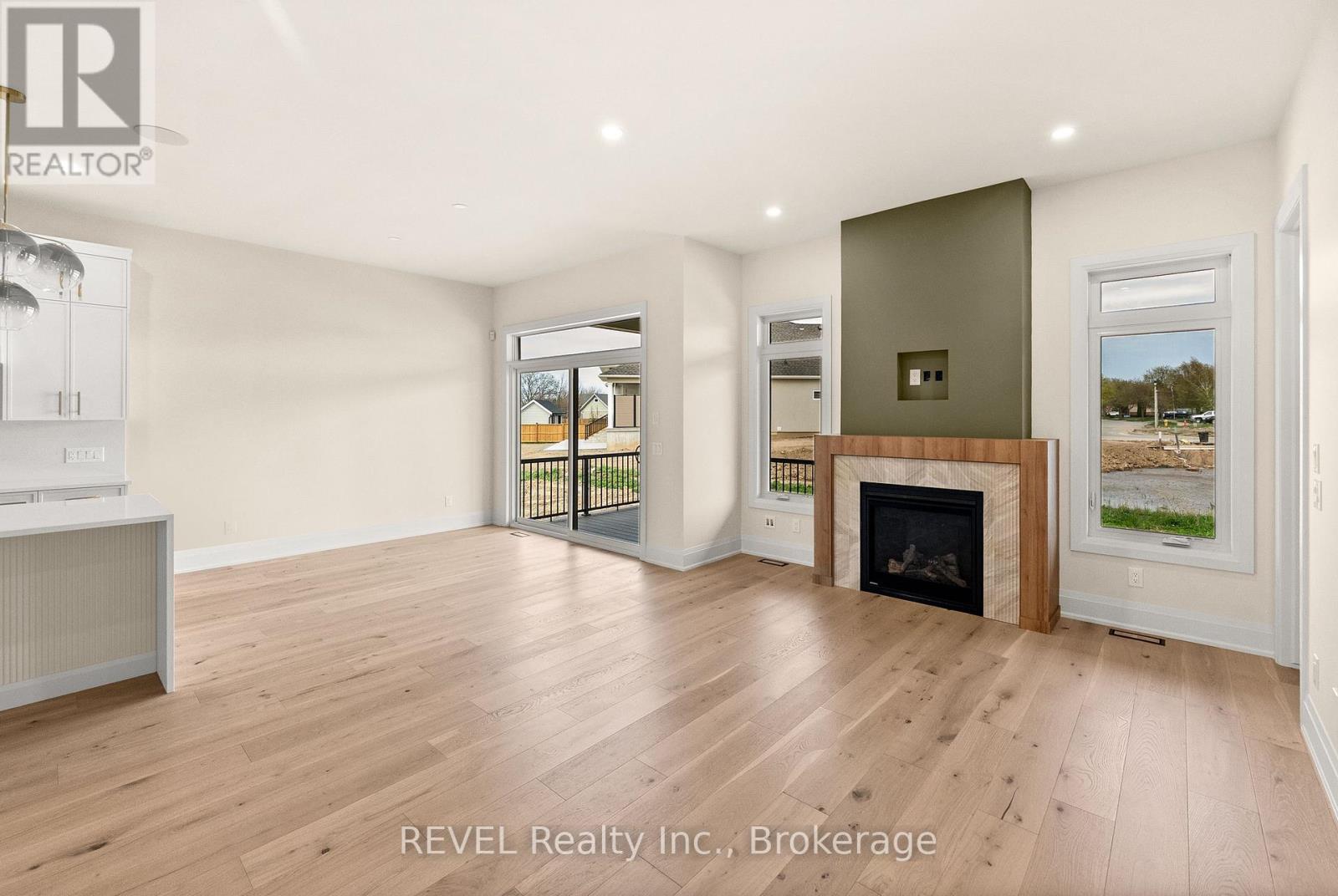15 Oakley Drive, Niagara-On-The-Lake (Virgil), ON - Indoor Photo Showing Living Room With Fireplace