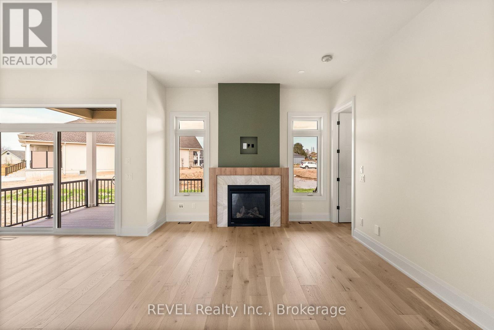 15 Oakley Drive, Niagara-On-The-Lake (Virgil), ON - Indoor Photo Showing Living Room With Fireplace