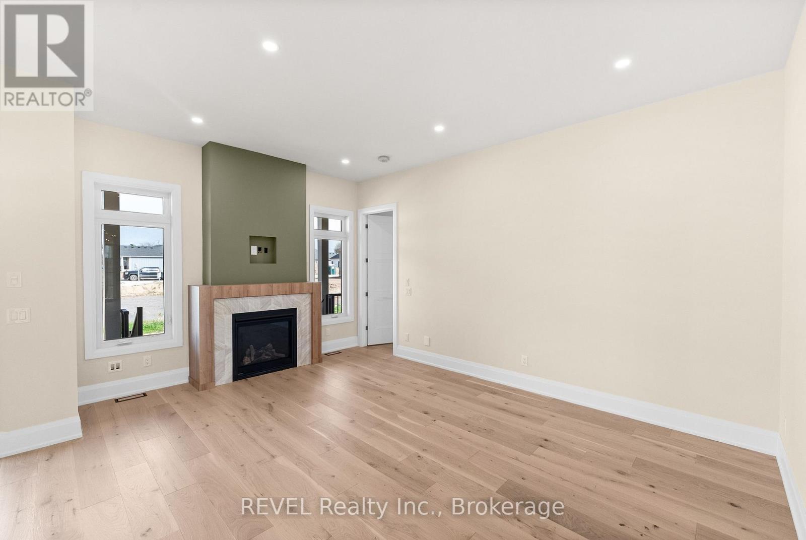 15 Oakley Drive, Niagara-On-The-Lake (Virgil), ON - Indoor Photo Showing Living Room With Fireplace