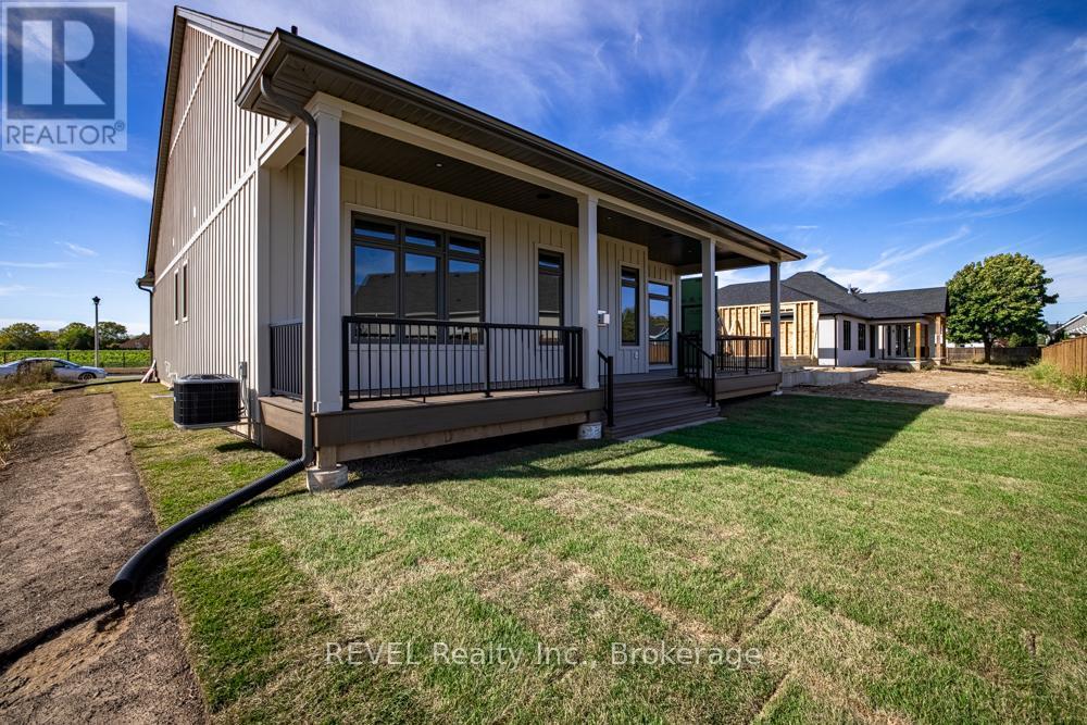 15 Oakley Drive, Niagara-On-The-Lake (Virgil), ON - Outdoor With Deck Patio Veranda