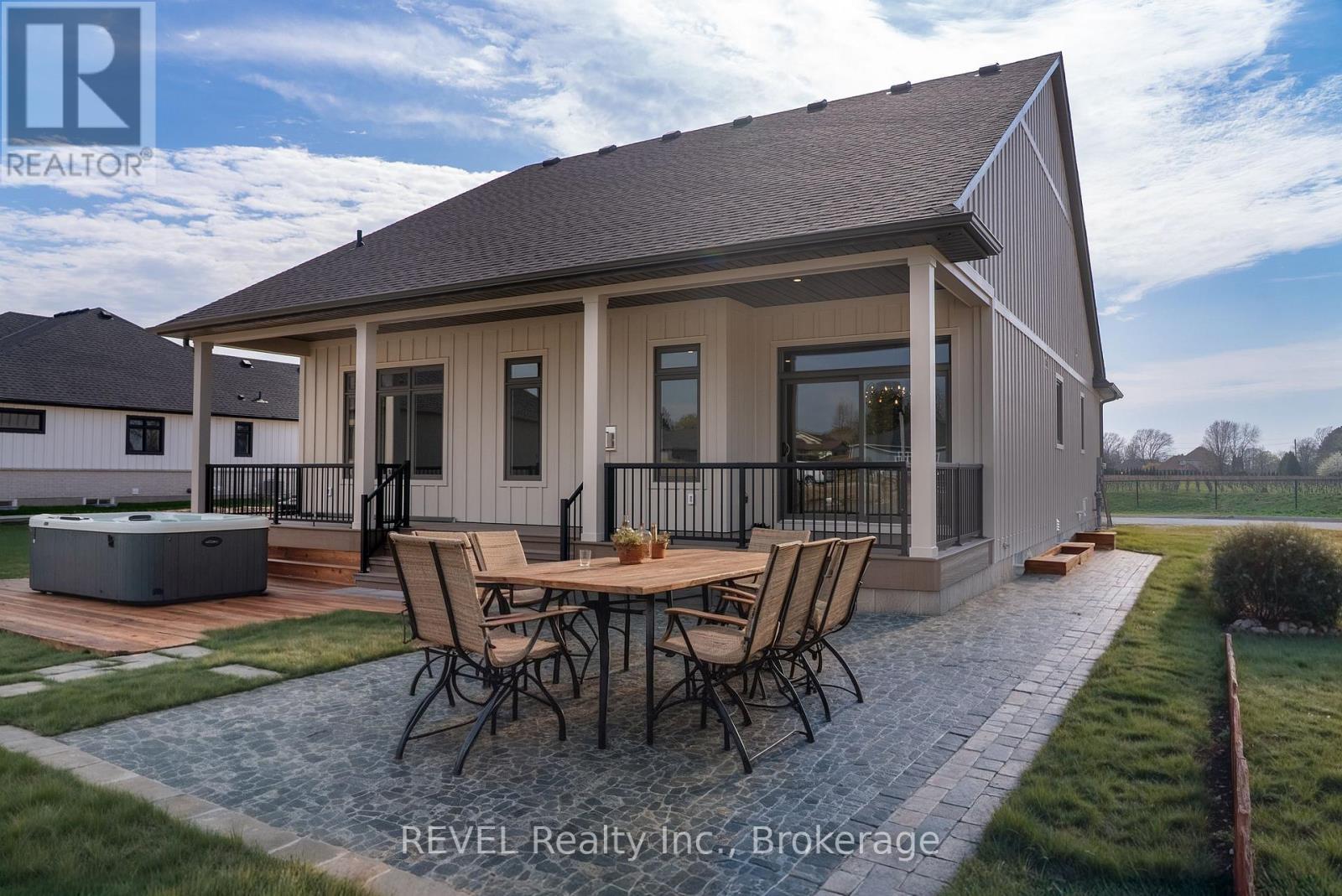 15 Oakley Drive, Niagara-On-The-Lake (Virgil), ON - Outdoor With Deck Patio Veranda