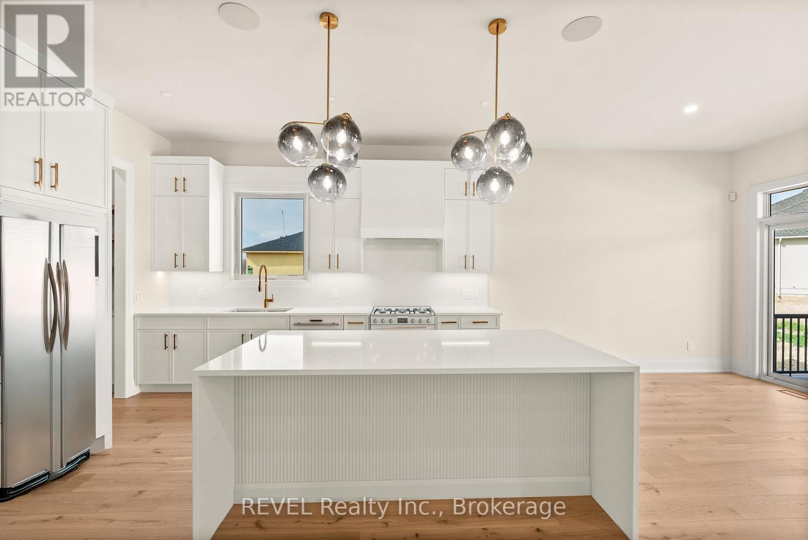 15 Oakley Drive, Niagara-On-The-Lake (Virgil), ON - Indoor Photo Showing Kitchen With Upgraded Kitchen