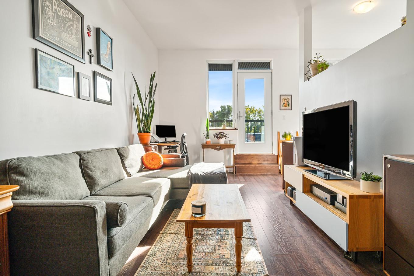 Salon - 313-2190 Rue Préfontaine, Montréal (Mercier/Hochelaga-Maisonneuve), QC - Indoor Photo Showing Living Room