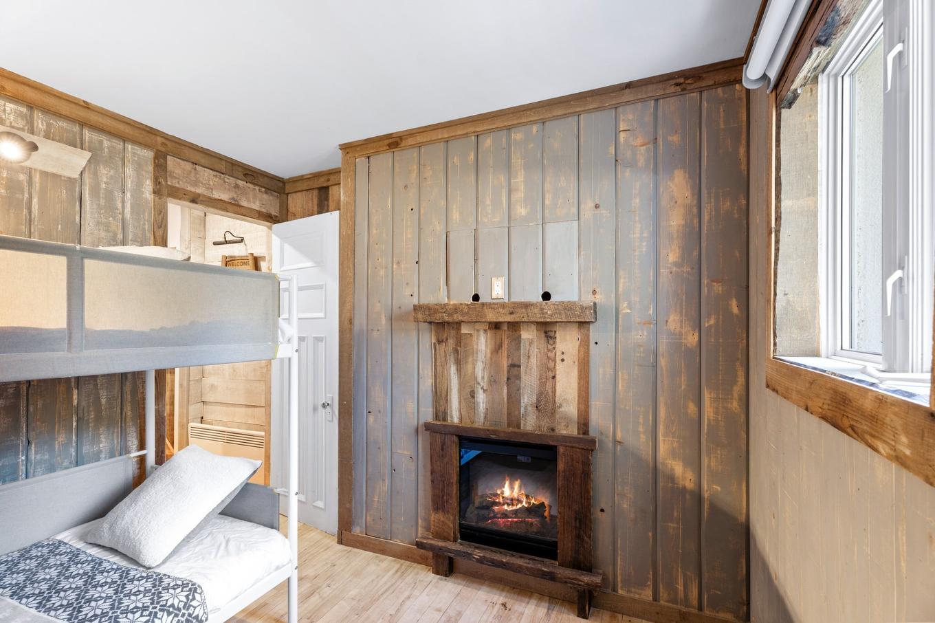 Chambre à coucher - 9 Rue Sabbagh, Morin-Heights, QC - Indoor With Fireplace