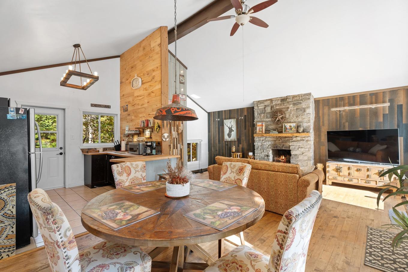 Salle à manger - 9 Rue Sabbagh, Morin-Heights, QC - Indoor Photo Showing Dining Room With Fireplace