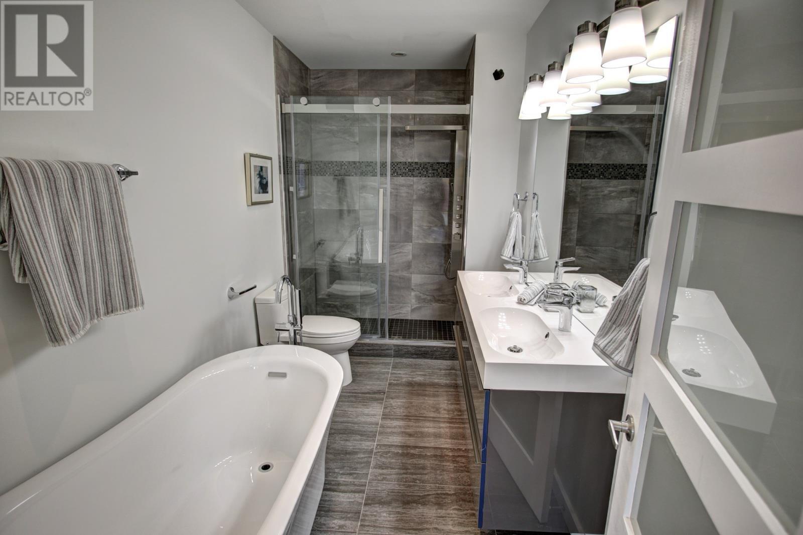 38 Brine Street, St. John'S, NL - Indoor Photo Showing Bathroom