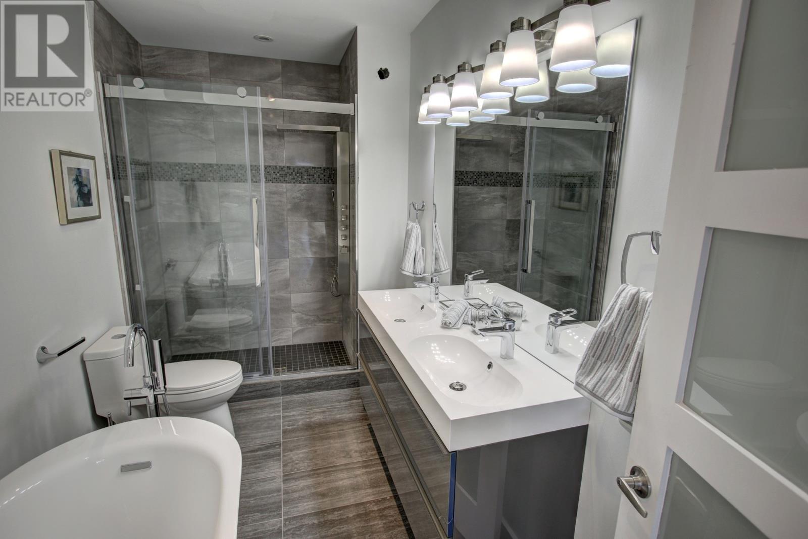 38 Brine Street, St. John'S, NL - Indoor Photo Showing Bathroom