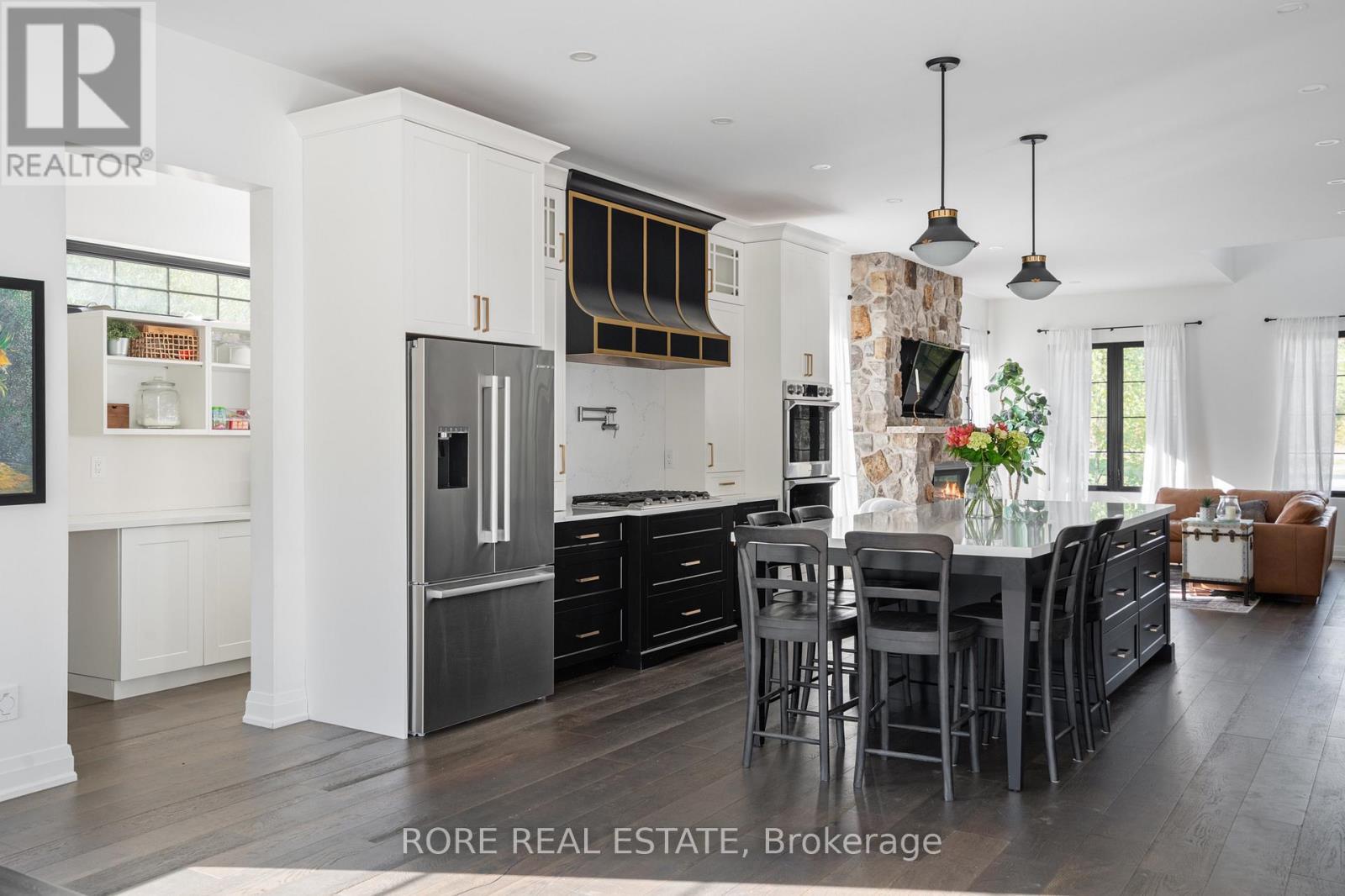 2439 Garrison Road, Fort Erie (Ridgeway), ON - Indoor Photo Showing Kitchen With Upgraded Kitchen