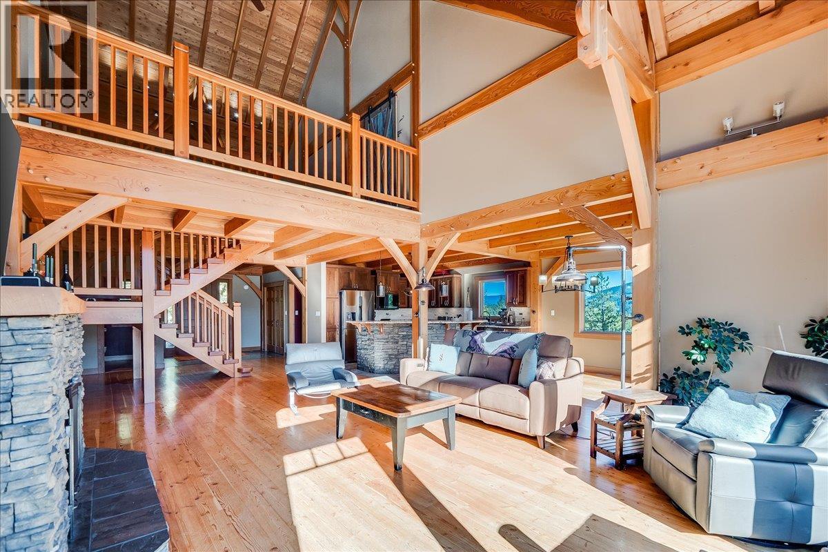 127 Grizzly Place, Castlegar, BC - Indoor Photo Showing Living Room